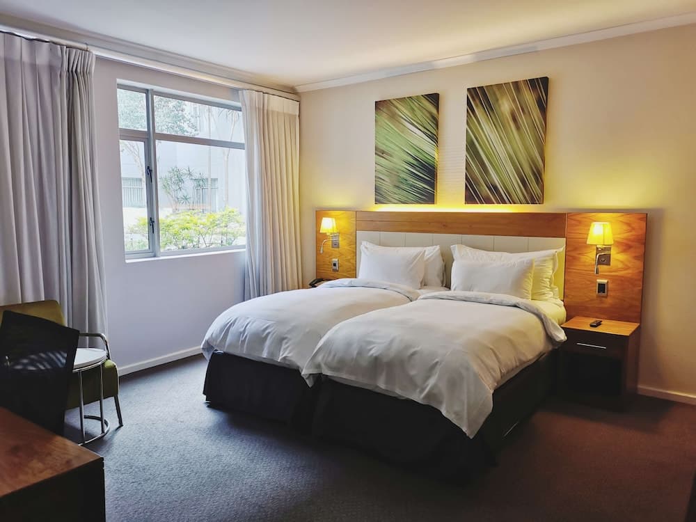 DoubleTree by Hilton Cape Town - Upper Eastside, Room