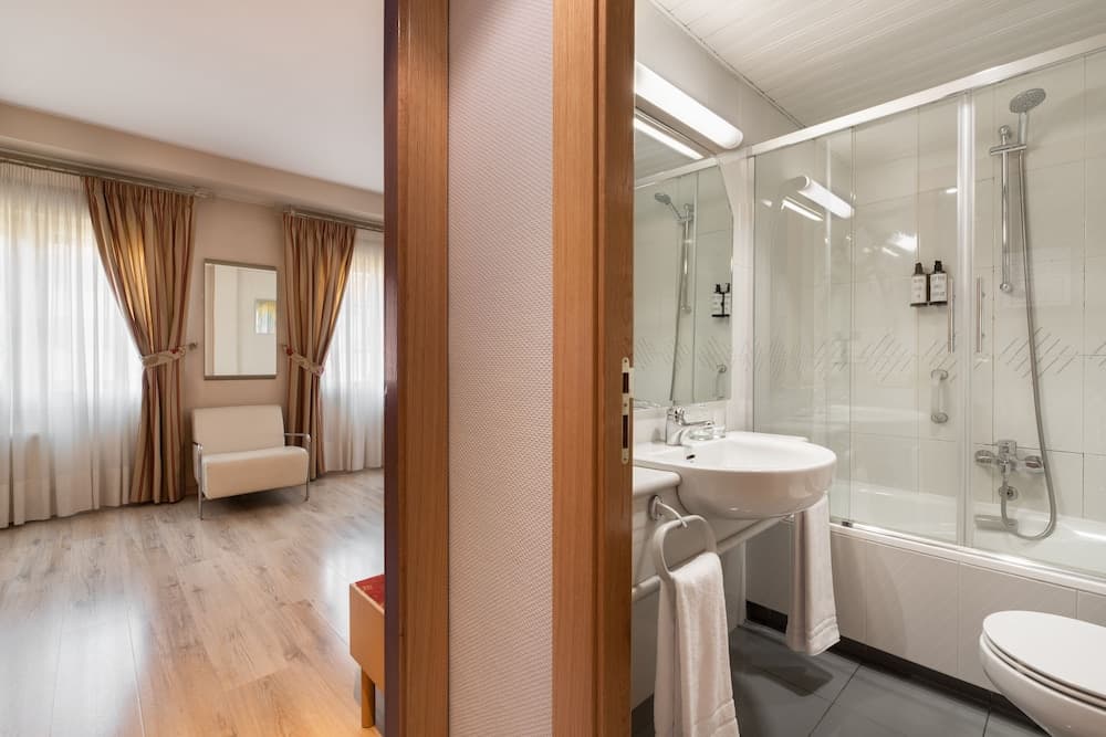 Crisol Almirante Bonifaz, Bathroom