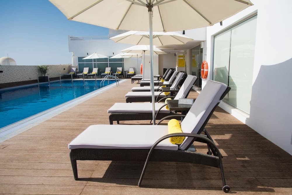 Centara Muscat Hotel Oman, Indoor/outdoor pool