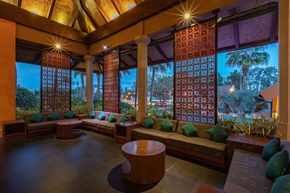 Rawai Palm Beach Resort, Lobby sitting area