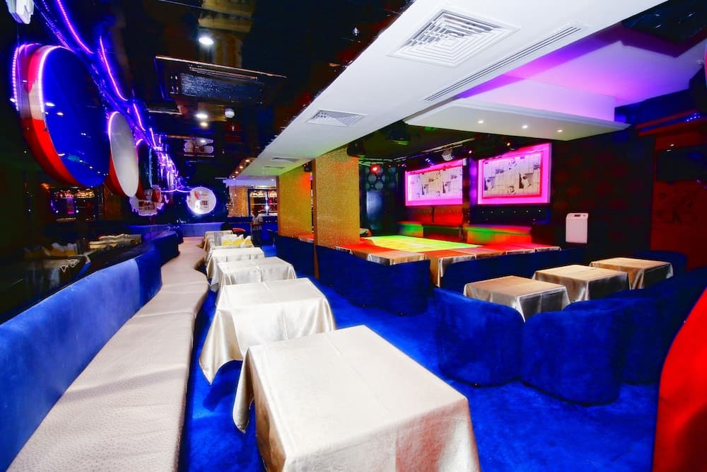 Royal Falcon Hotel, Restaurant