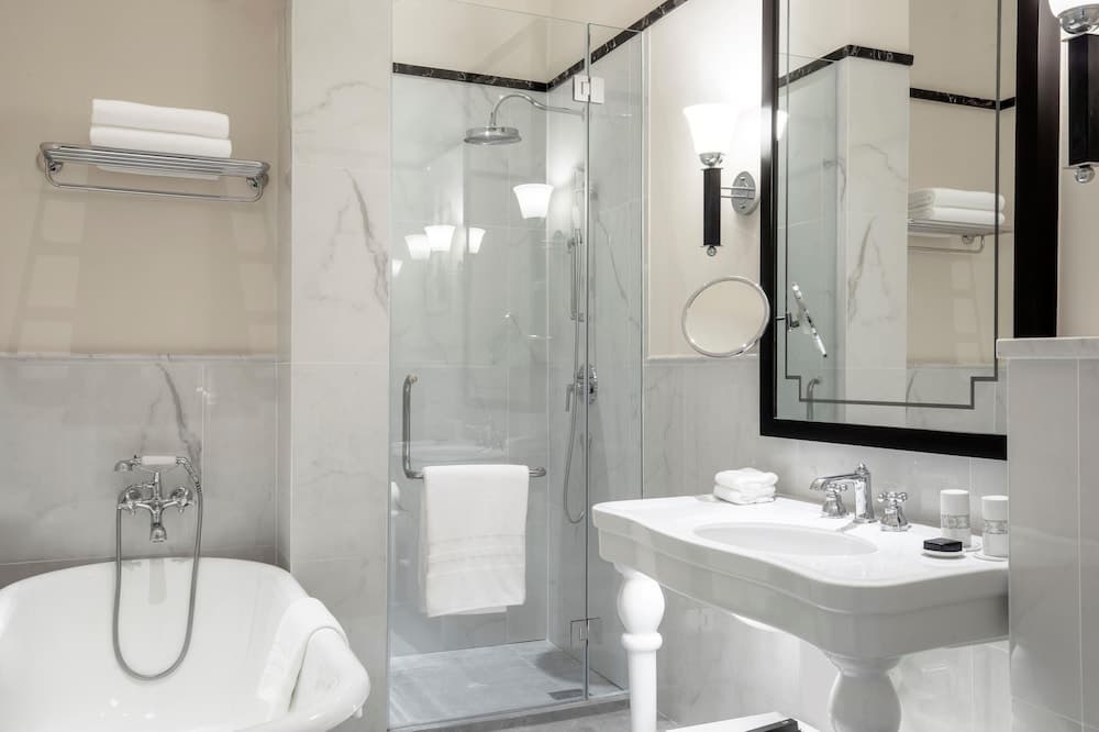 Raffles Grand Hotel d'Angkor, Bathroom