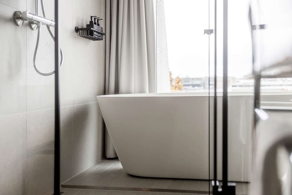 Radisson RED Helsinki, Bathroom