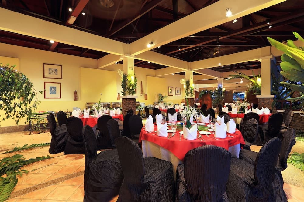 Mutiara Taman Negara, Restaurant