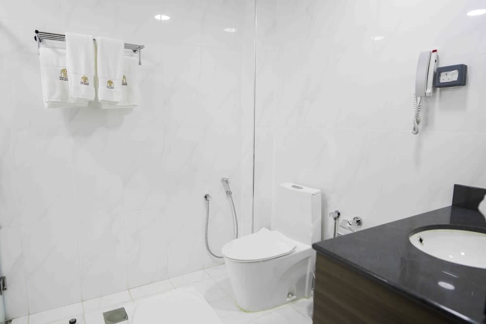 The Plaza Hotel and Resort, Bathroom