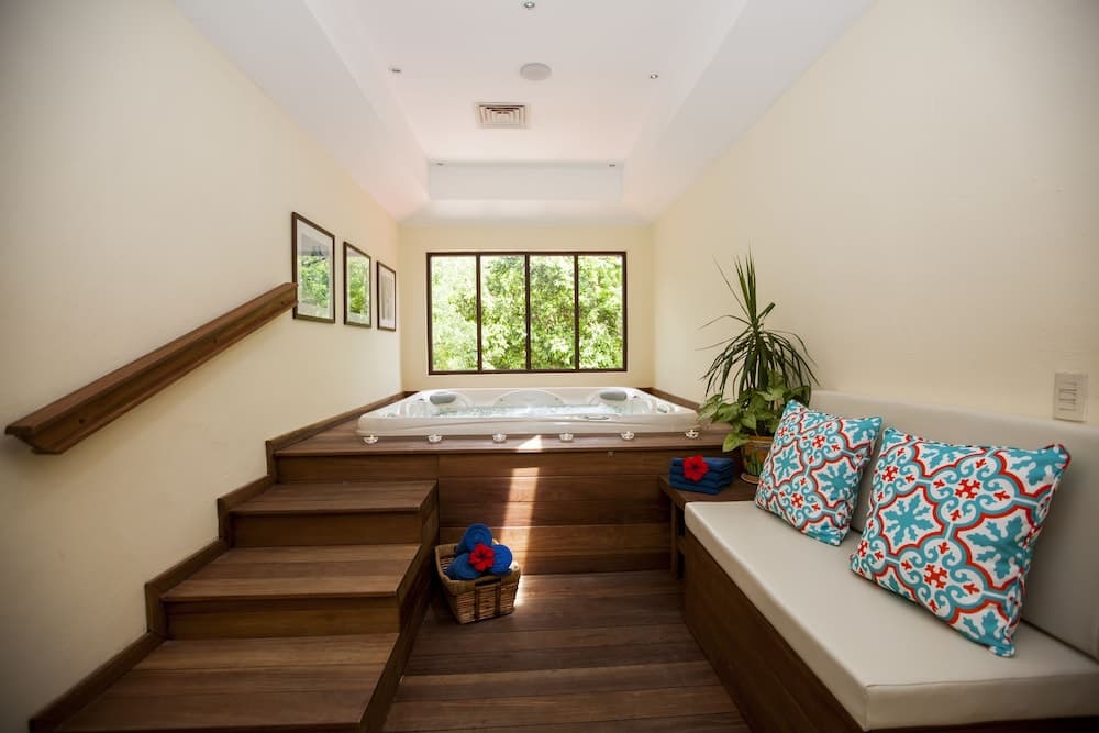 Occidental Cozumel (Nacional), Indoor Spa Tub
