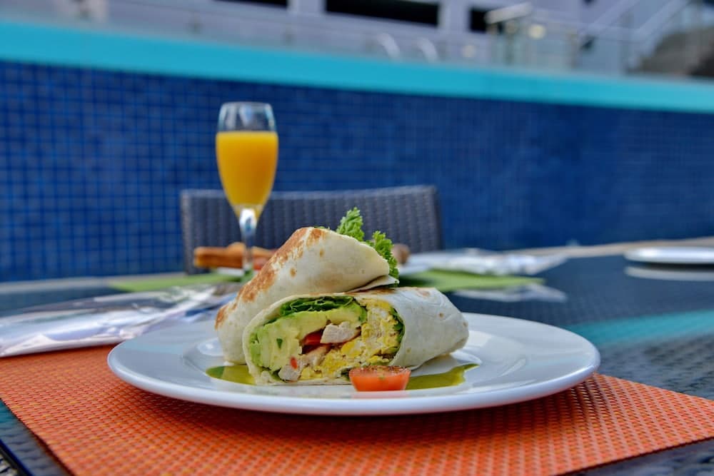 Cresta Grande Cape Town, Food and drink