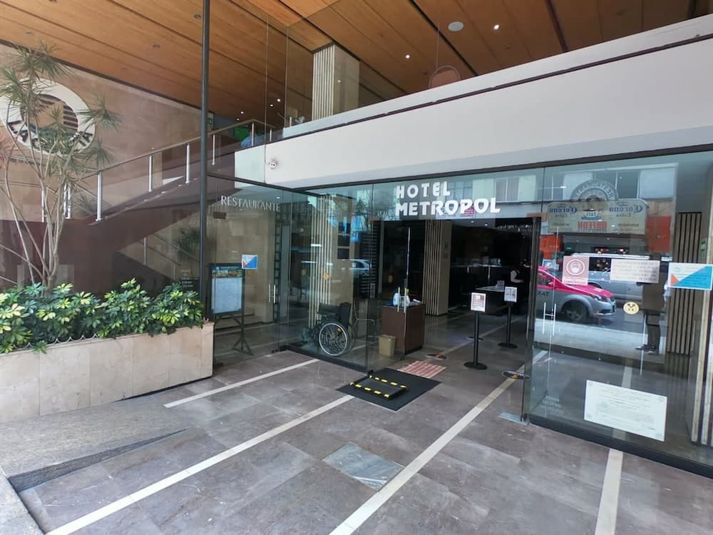 Hotel Metropol, Property entrance