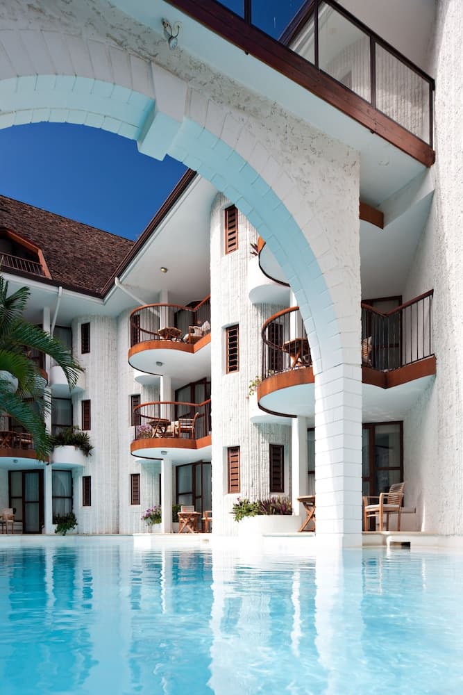 Le Saint Alexis, Pool