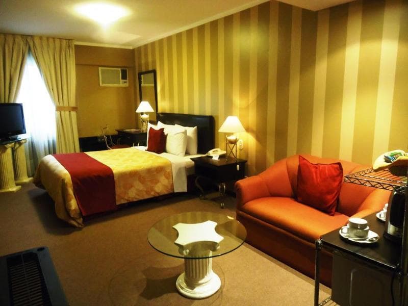 Leon de Oro Inn and Suites, GEN