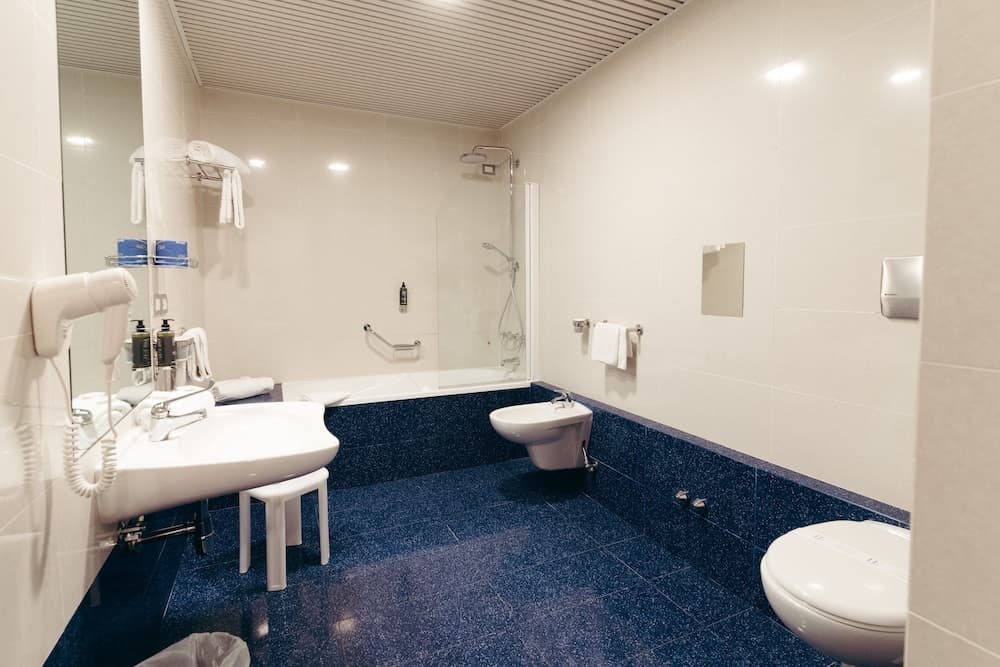 Hotel Excelsior Bari, Bathroom
