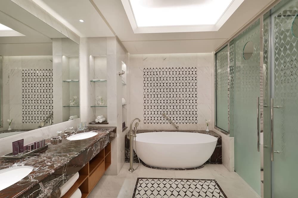Al Bustan Palace, a Ritz-Carlton Hotel, Bathroom