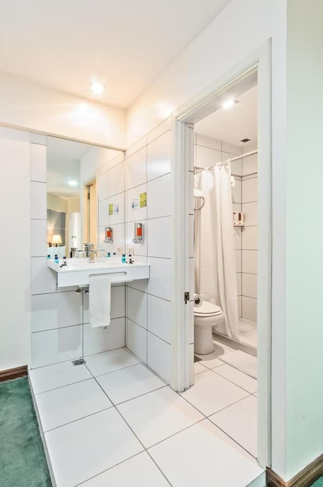 Hotel LP Columbus, Bathroom