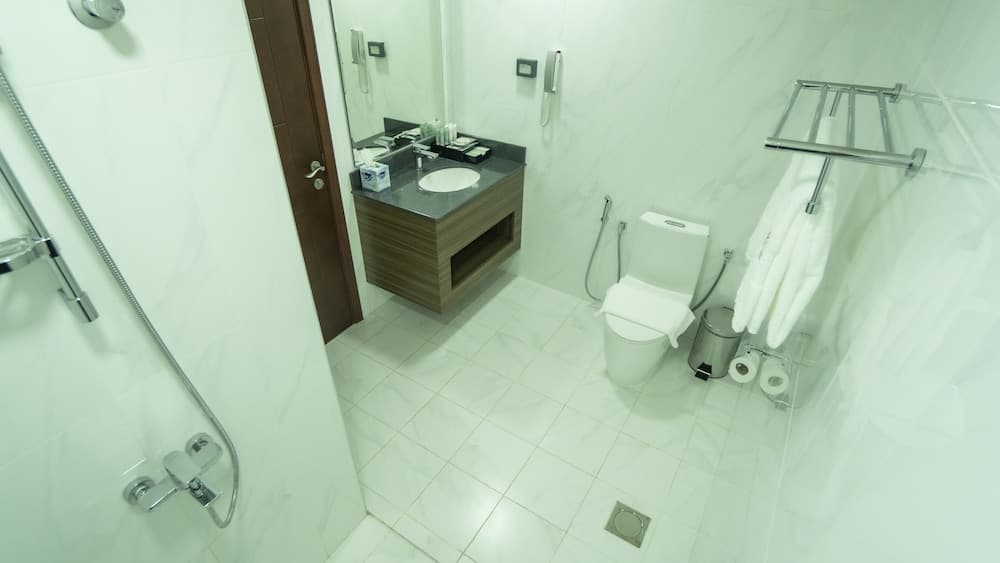 The Plaza Hotel and Resort, Bathroom