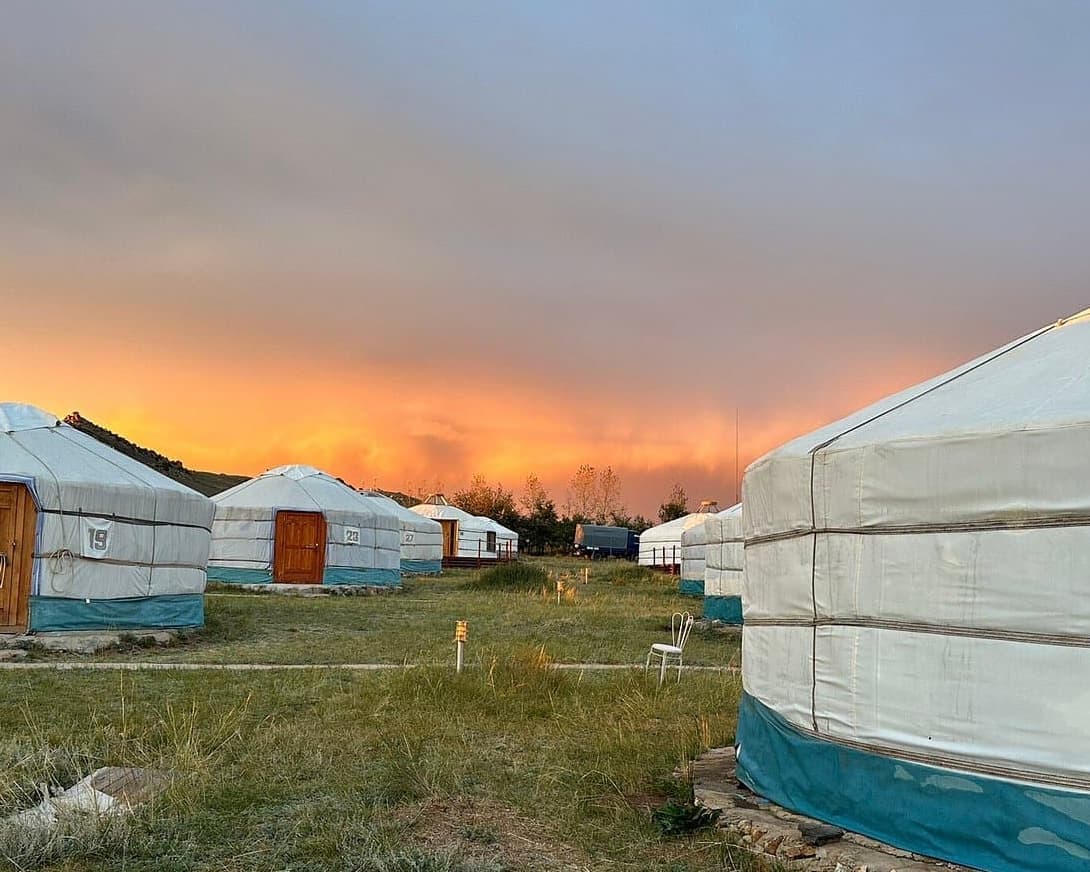 Khoyor Zagal Ger Camp, 