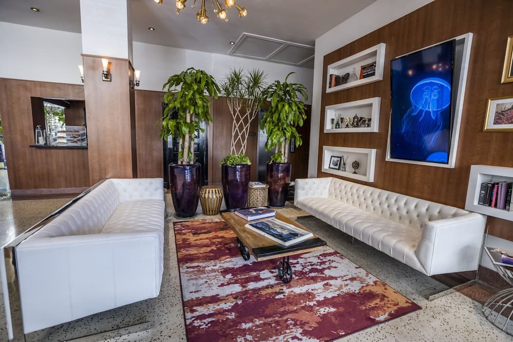 Hotel Croydon, Lobby sitting area