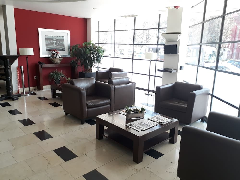 *Hotel & Suites PF, Lobby sitting area