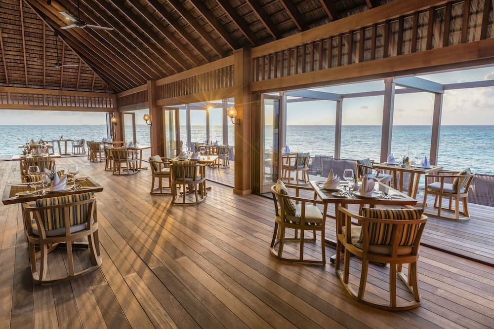 Hurawalhi Island Resort, Restaurant