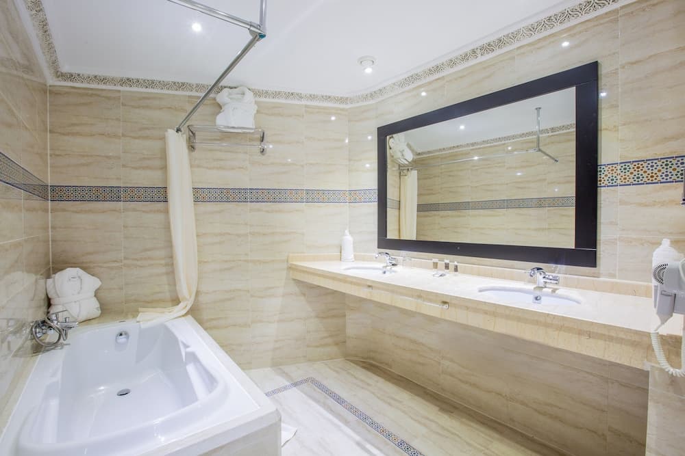 Hotel Riad Ennakhil & Spa 5 (DWO Marrakech Ennakhil), Bathroom