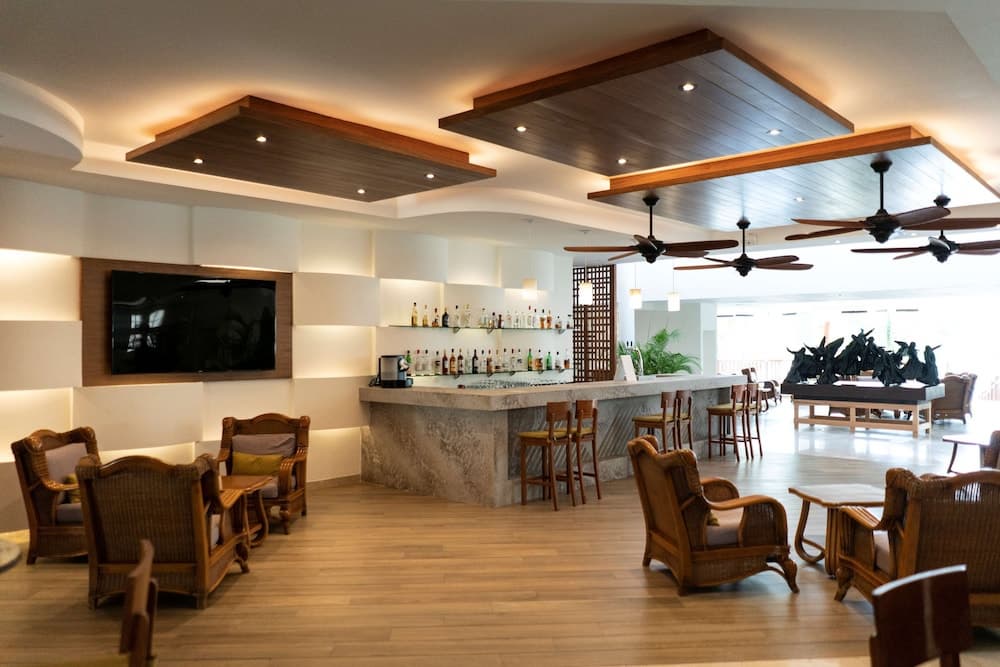 The Reef Coco Beach Resort & Spa- Optional All Inclusive, Lobby lounge