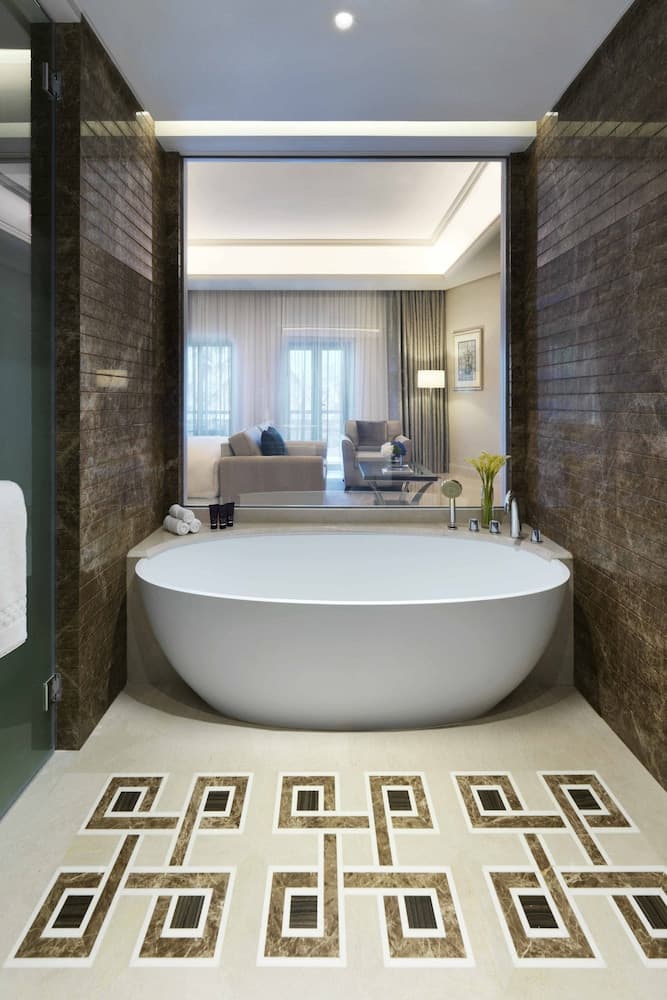 Al Bustan Palace, a Ritz-Carlton Hotel, Bathroom