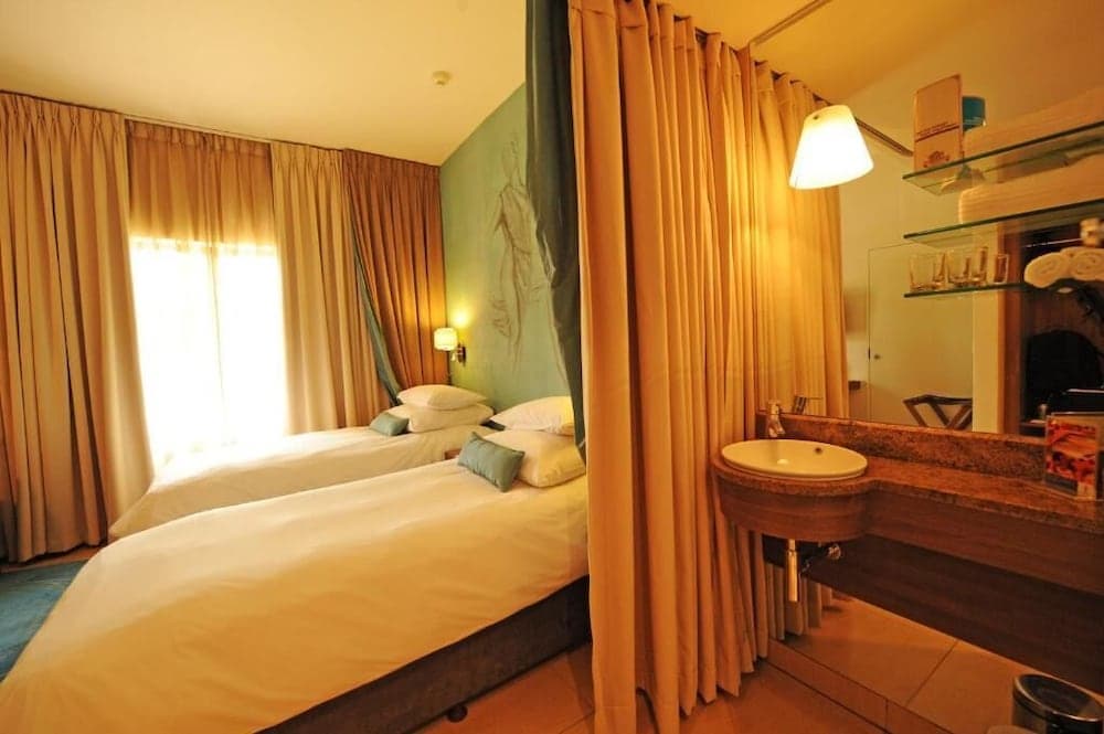 Peermont Metcourt at Emperors Palace, Room