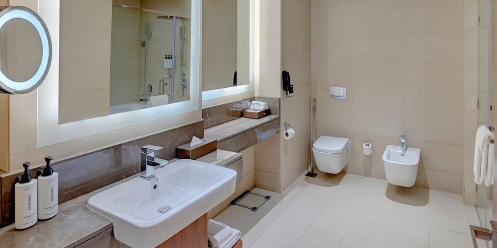 Crowne Plaza Muscat OCEC, an IHG Hotel, Bathroom