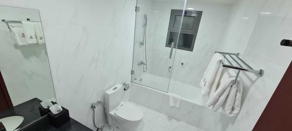 The Plaza Hotel and Resort, Bathroom