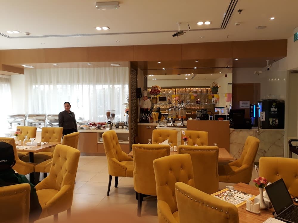 Royal Falcon Hotel, Restaurant