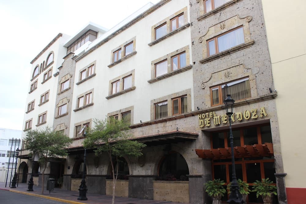 Hotel De Mendoza, Front of property