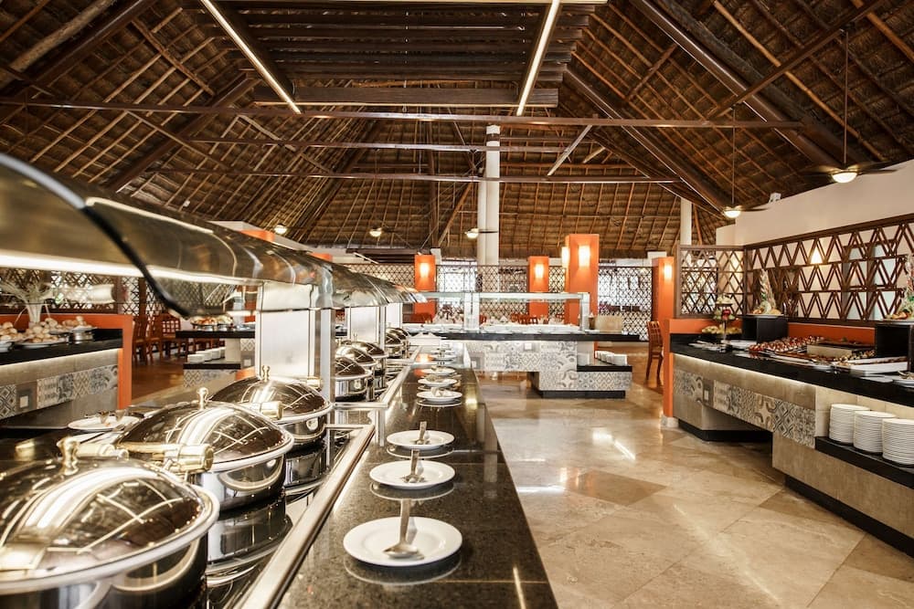 Allegro Playacar, Restaurant