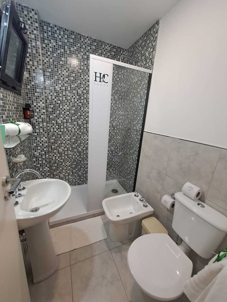 Hotel Caseros Salta, Bathroom