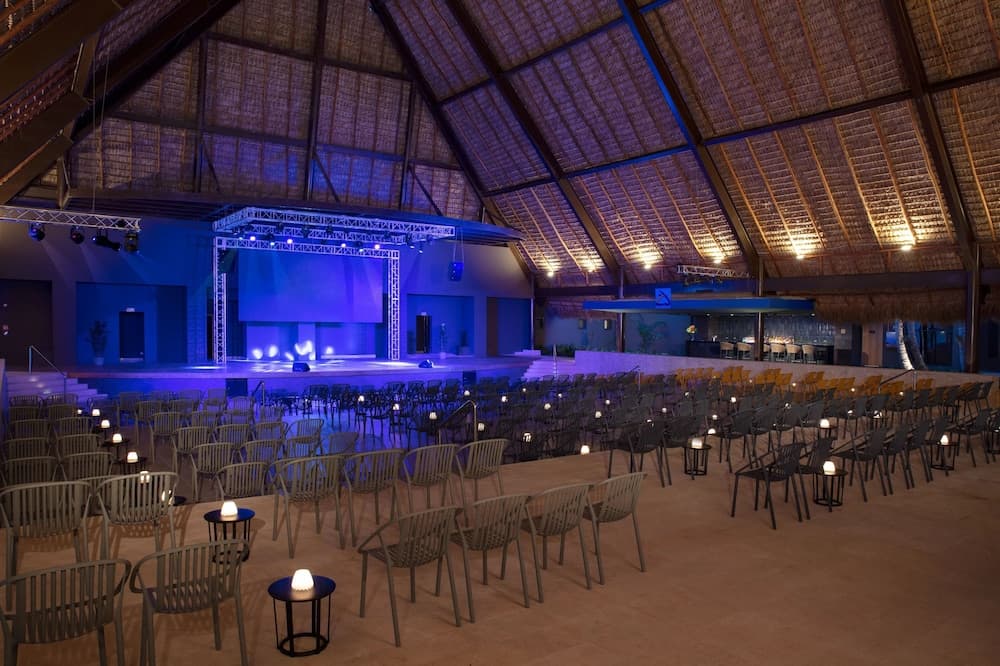 Dreams Flora Resort & Spa - All Inclusive, Theater show