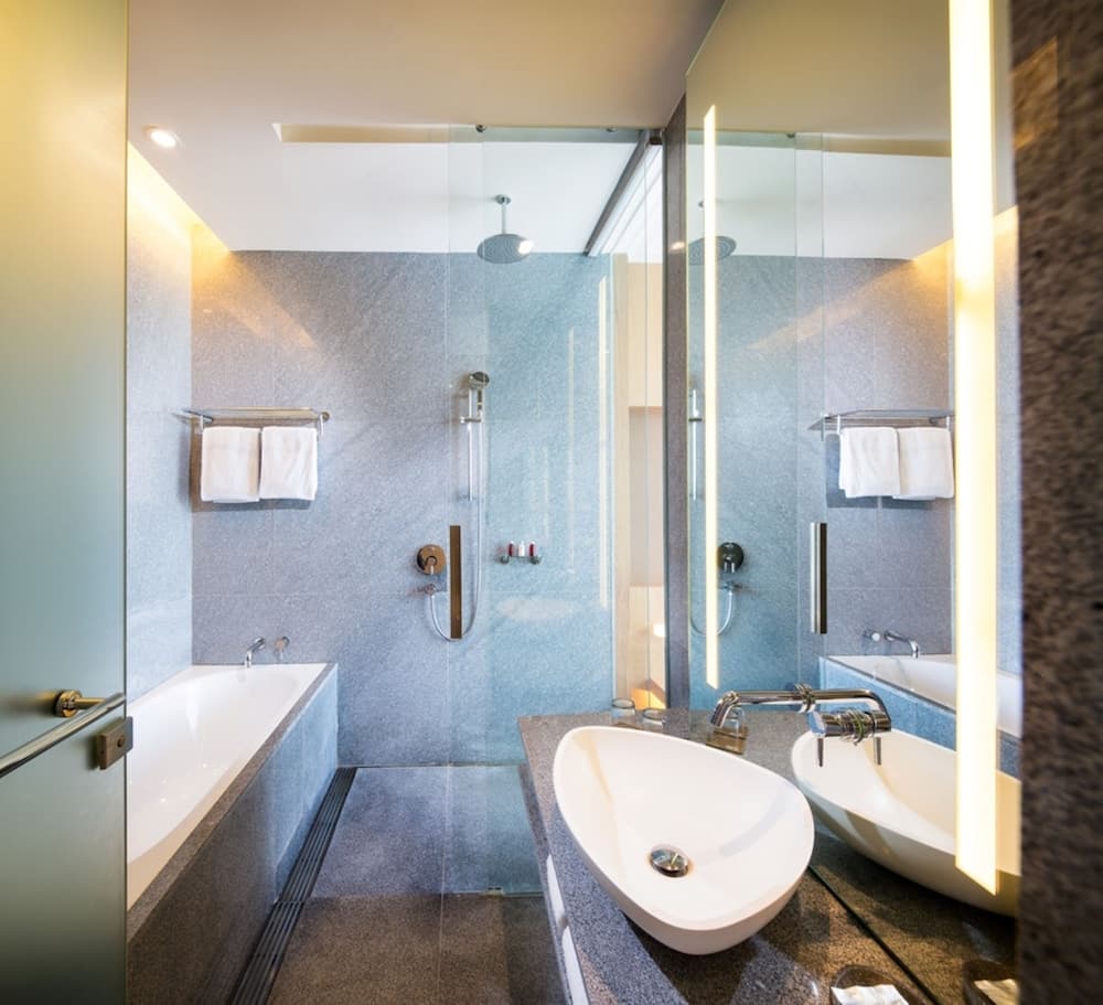 Oasia Hotel Novena, Singapore, Bathroom