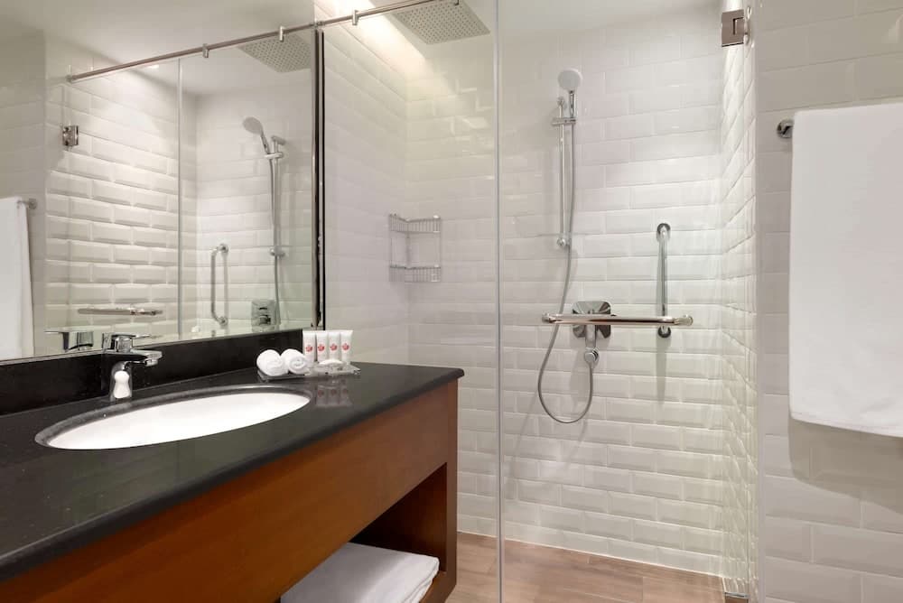 Wyndham Garden Muscat Al Khuwair, Bathroom