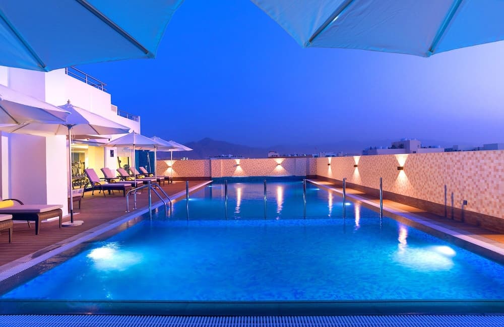 Centara Muscat Hotel Oman, Indoor/outdoor pool