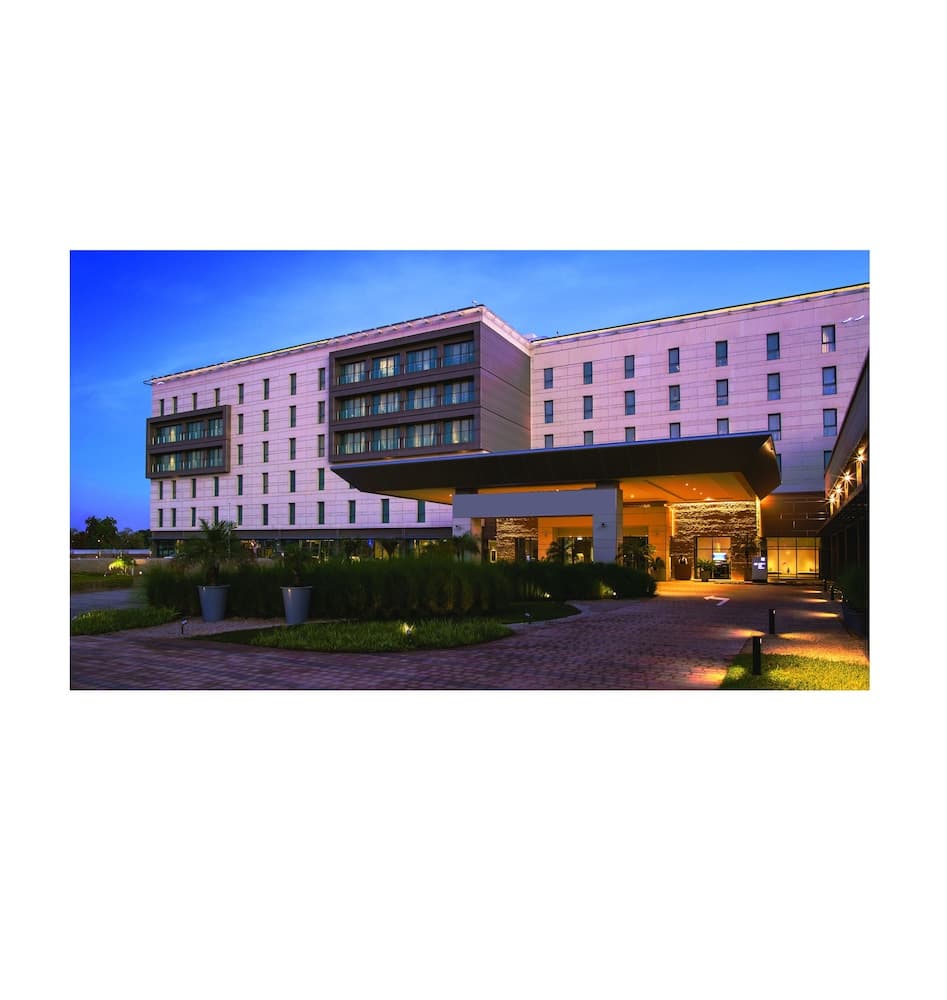 Novotel Muscat Airport, Exterior