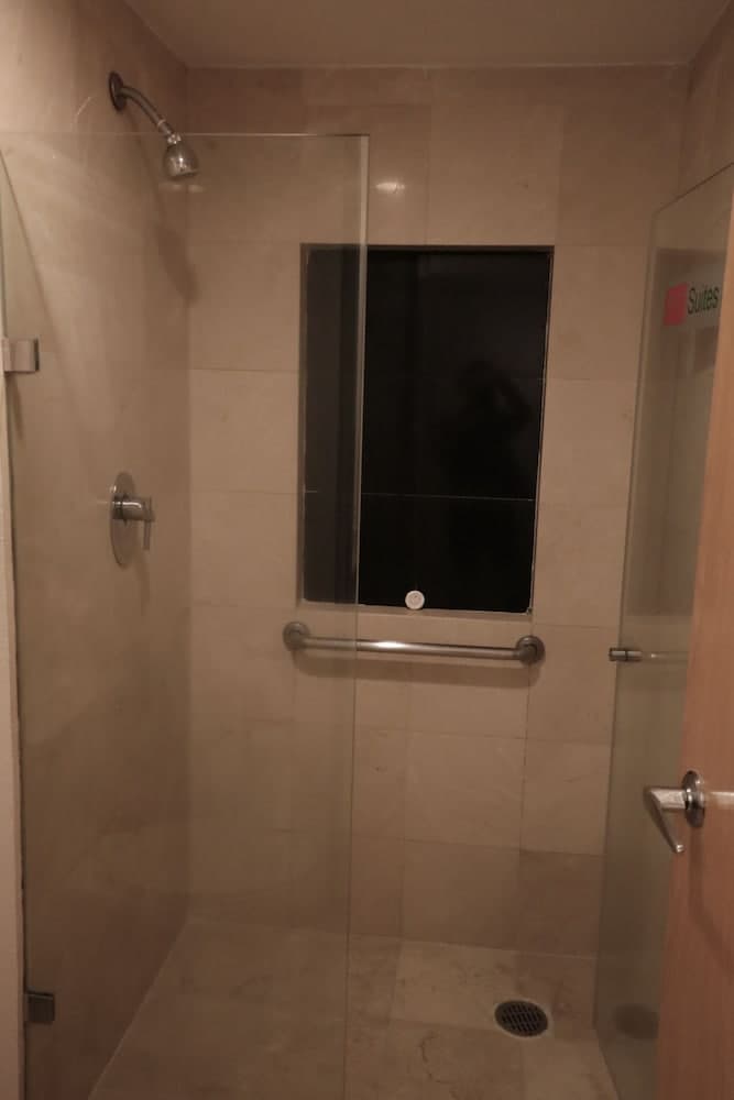 *Hotel & Suites PF, Bathroom shower