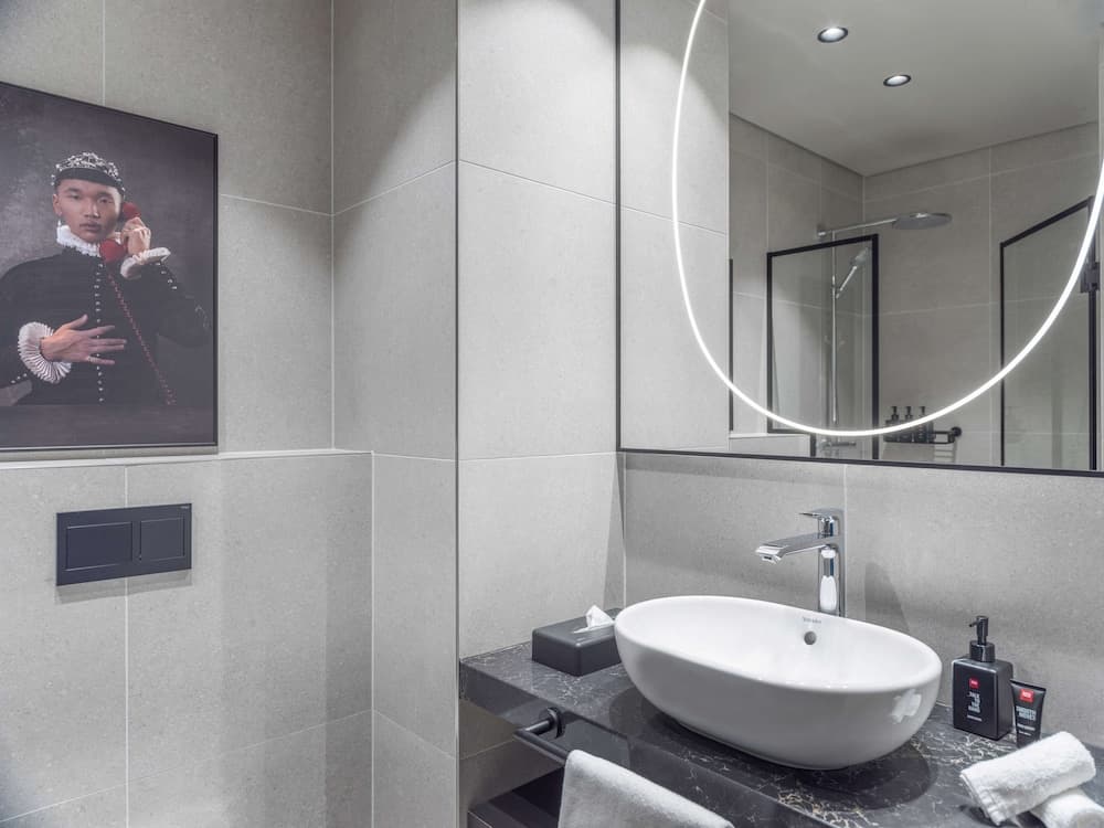 Radisson RED Helsinki, Bathroom