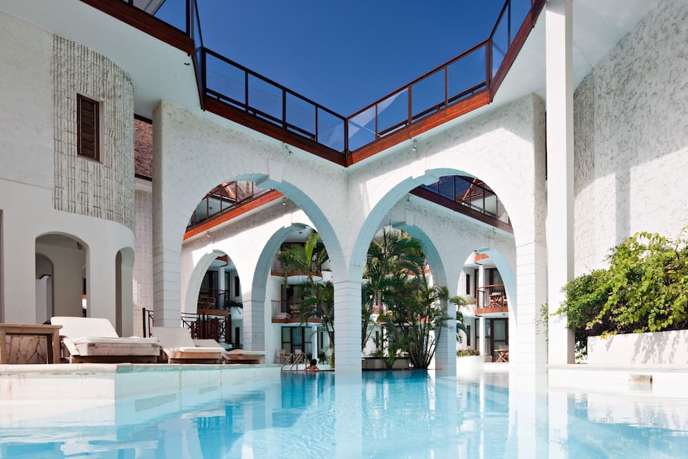 Le Saint Alexis, Pool