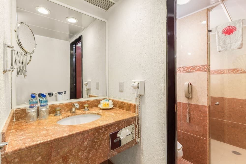 *Hotel Estoril, Bathroom