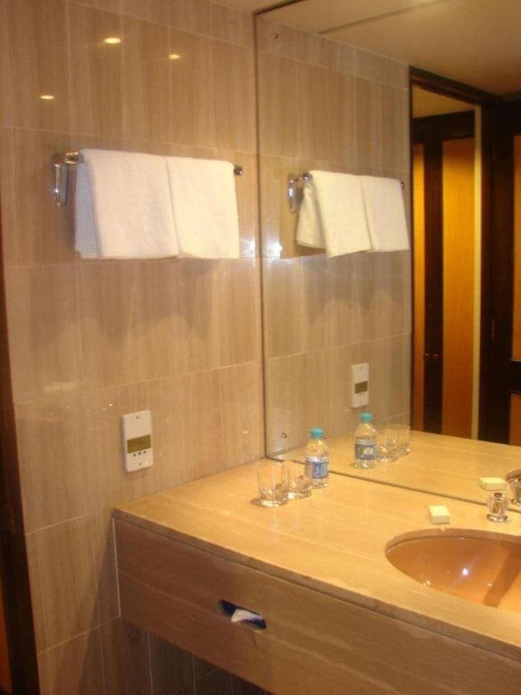 Southern Sun Cape Sun, Bathroom