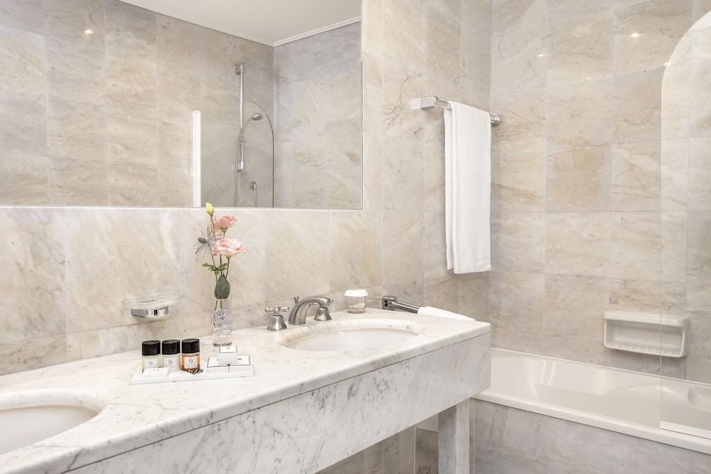 Sina Astor, Bathroom