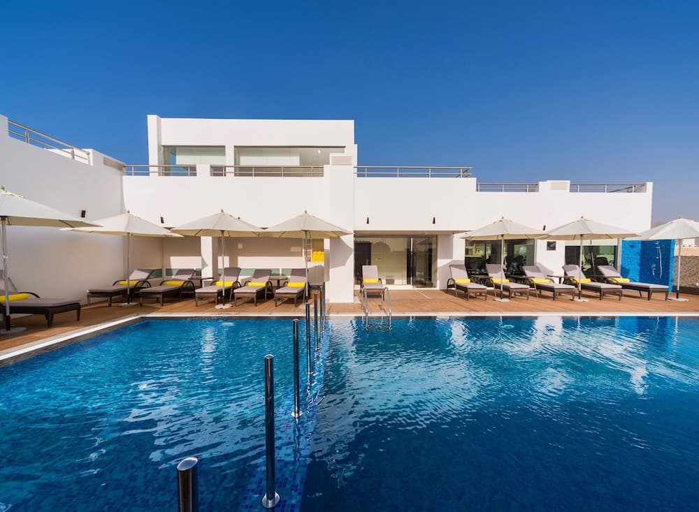 Centara Muscat Hotel Oman, Indoor/outdoor pool