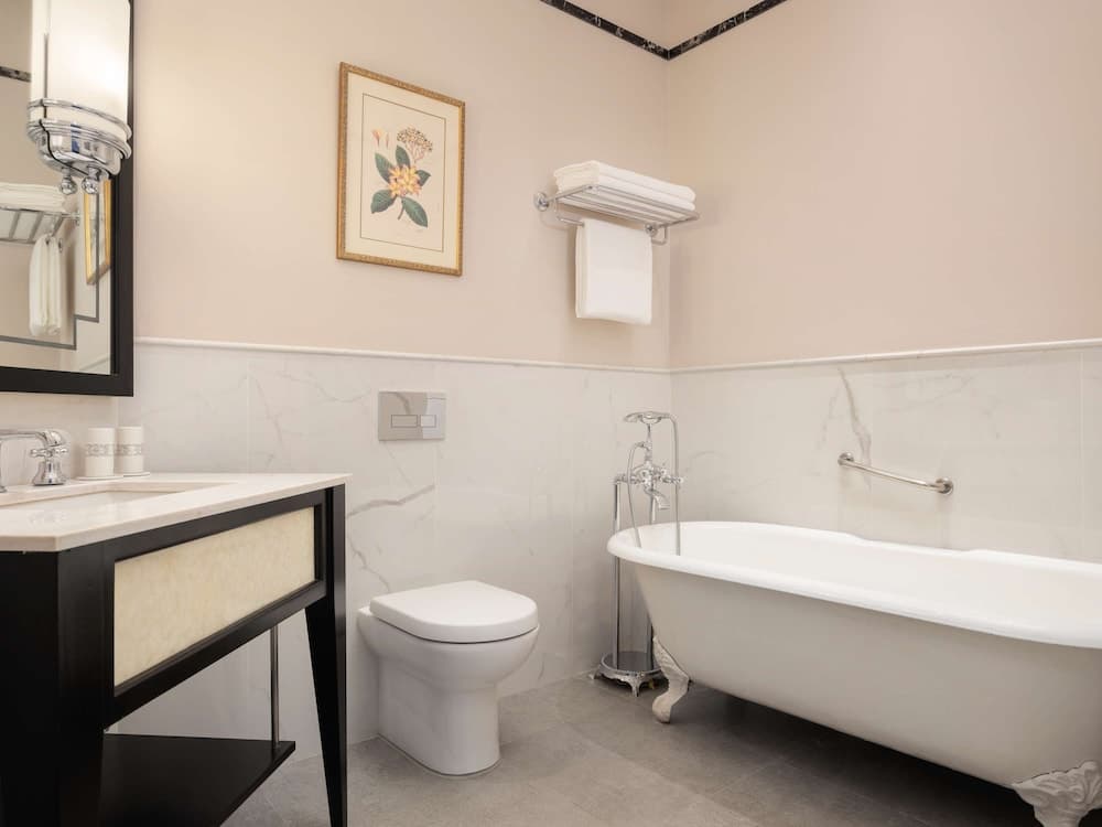 Raffles Grand Hotel d'Angkor, Bathroom