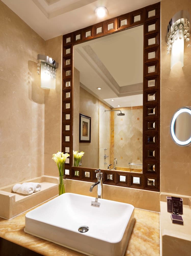 Al Bustan Palace, a Ritz-Carlton Hotel, Bathroom sink