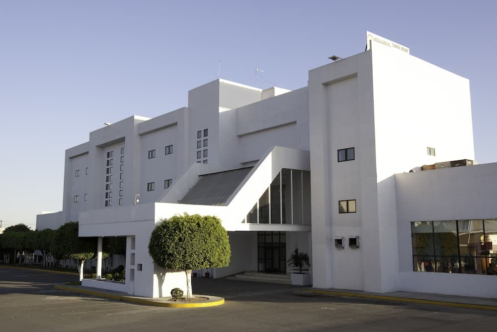 Hotel Misión Express Celaya, Front of property