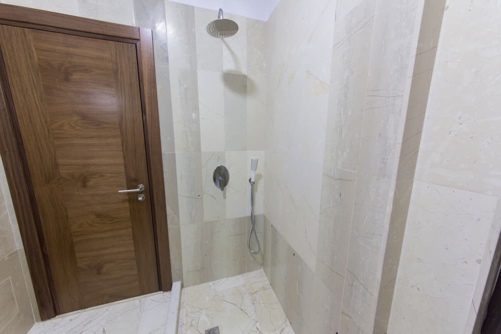 Hotel Onufri 4*, Bathroom shower