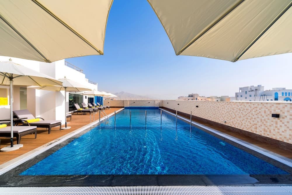 Centara Muscat Hotel Oman, Indoor/outdoor pool