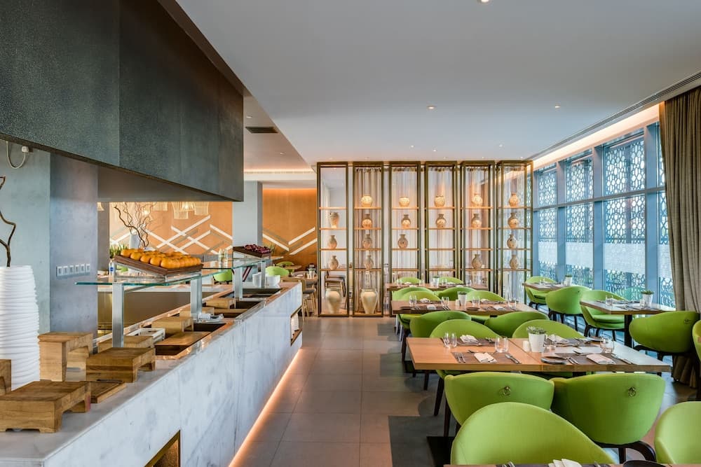 Novotel Muscat Airport, Restaurant